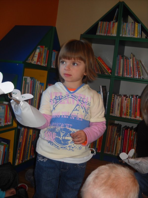 18 Male i duze myszki w bibliotece.jpg