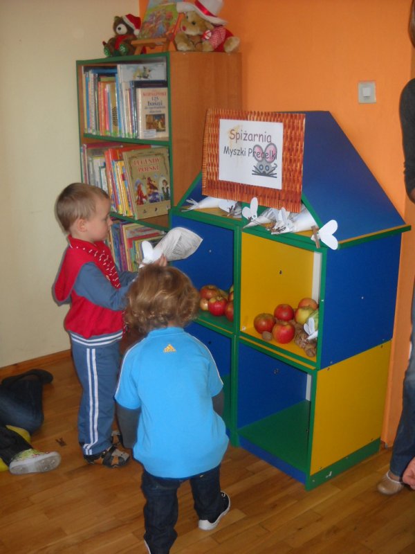 32 Spizarnia Myszki Precelki zaraz sie napelni.jpg
